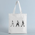 Beige Schultertasche aus Leinwand mit drei minimalistischen Charakter-Illustrationen - STD239-B/Drei Personen Illustration