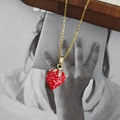 Minimalistische gouden aardbeienketting met rood email en pavé-stenen op modeblad - Aardbei Stipjes Hanger Ketting
