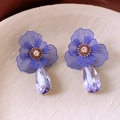 Dettaglio di orecchini a fiore viola con pendenti in cristallo su piatto di ceramica - Orecchini a Goccia con Fiore Viola (Perno in Argento)