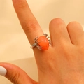 Macro detail van gotische spinnenklauwring met oranje doorschijnende schedelsteen - Wit K Ring (N-590)