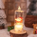 Nahaufnahme der LED-Weihnachtskerze mit Weihnachtsmann und warmem Wasserlichteffekt - Geschenkbox Weihnachtsmann