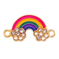 Détail d'un pendentif arc-en-ciel coloré avec base dorée, émail et cristaux scintillants - Nuage Arc-en-Ciel en Strass