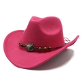 Détail du chapeau de cowboy rose avec ornement tête de taureau et perles en bois sur corde - Rose Rouge
