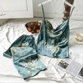 Set pigiama in raso blu pavone con stampa floreale vintage e orlo con volant - Ciliegia Verde