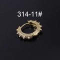 Pendiente punk dorado con incrustaciones de circón y detalles de diseño de remaches - Estilo de Aro de Púa con Circonita Incrustada (11#)