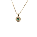 Goldkette mit rundem grünem Herzanhänger und Kristallumrandung auf weißem Hintergrund - 40+5CM Perlenkette / Grün