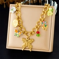 Dettaglio del bracciale con perline dorate con ciondoli a farfalla e fiori in smalto - Collana (N3660)
