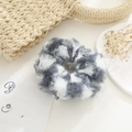 Chouchou en peluche à carreaux gris et blanc sur un fond blanc chaud et minimaliste - Damier gris et blanc