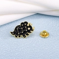 Pin's dinosaure triceratops en émail noir et doré avec motifs constellations et attache - Style Tricératops (CZ0591-4)