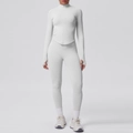 Completo yoga grigio con giacca slim a collo alto e leggings a vita alta, vista dell'intero set - Beige Piuma