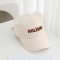 Dettaglio del cappellino beige in cotone con ricamo HOLIDAY e graziose orecchie da orso - 52cm (3-6 Anni) / Bianco Sporco