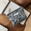 Detailopname van linnen make-uptas met paisley-patroon en stoffen merklabel - Zwartgrijs Paisley
