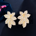 Dettaglio degli orecchini a forma di foglia con pietre di zirconi scintillanti - Oro