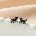 Vista dettagliata degli orecchini a lobo gatto nero lucido in acciaio inossidabile - Nero