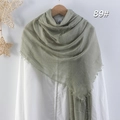Sciarpa verde in cotone e lino con frange e codice 89# su una camicia bianca - Verde (89)