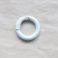 Anillo de resorte blanco de 2,5cm en metal lacado para llaveros y accesorios de móvil DIY - Blanco