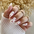 Faux ongles amande français avec motifs de cœurs rouges et bagues dorées - Cœur Rouge Blanc Style avec Colle (Y-438)