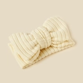 Nahaufnahme des cremefarbenen Strick-Babystirnbands mit weichem Schleifendetail - 17*8.5cm / Beige