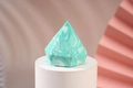 Spugna da trucco a forma di diamante effetto marmo verde e bianco su piedistallo - Diamante Marmorizzato Verde Bianco