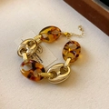 Detail of vintage gold bracelet with tortoiseshell resin links and lobster clasp - 38# Bracelet - Gold - Brown