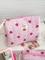 Detail van roze gestreepte gewatteerde make-uptas met aardbeien en lintsluiting - Clutch Bag