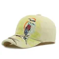 Künstlerische Baseballkappe in Beige mit handgemaltem Vogelmotiv und Webstruktur - Handbemalte Vögel auf Zweig (Beige)