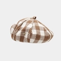Detail einer braun karierten Baskenmütze mit Waffelstruktur und kleiner Metallschleife - Einheitsgröße / Khaki