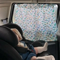 Detailansicht der weißen Stoff-Auto-Sonnenschutzblende mit buntem Hirsch-Muster - Blume Hirsch Druck