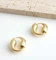 Vista dettagliata di orecchini a goccia cavi placcati in oro 18K su superficie in pietra - Oro 18K / Oro