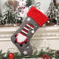 Calza di Natale in pile grigio con bordo a righe rosse e ricamo a forma di gnomo - Grigio