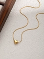 Detailopname van een gepolijste gouden hart hanger aan een fijne slangenketting - Goud-Dunne Slangenketting (ZHN15-Gold)