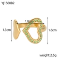 Detail van gouden hartring met groene zirkonia-pavé en een hol hartontwerp - Groene Strass Stijl (YJ1580B2)