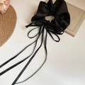 Chouchou élégant en satin noir avec dentelle et longs rubans sur un livre vintage - 76# Ruban Satin Noir Brillant (HH3984)