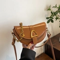 Bolso de montura marrón en cuero con hebilla D dorada y detalle de cadena de letra C - Tostado