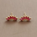 Dettaglio macro di orecchini a ventaglio dorati con zirconi rossi taglio marquise - Oro (Zirconia Rosa)