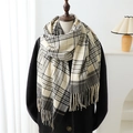 Detalle de una bufanda beige de cuadros con flecos sobre un abrigo negro de invierno - 200cmX60cm / Negro