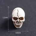Mini cuenta de calavera en resina marfil con grietas y medidas de 1,2 cm x 0,9 cm - No. 20 Cabeza de Calavera