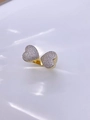 Macro d'une bague double cœur ouverte avec zircons pavés scintillants dorés - Bague ouverte / Doré