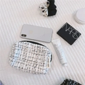 Beauty case in tweed con zip mostrato con smartphone e trucchi per dimensioni - Bianco