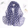 Détail d'un foulard en mousseline bleu marine à pois avec une texture légère - Bleu Marine