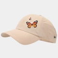 Detalle del bordado de mariposa y las costuras de refuerzo en gorra de béisbol beige - Ajustable / Caqui