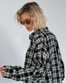 Detail van de zwart-witte geruite stoftextuur en de oversized mouwmanchet van de top - S / Zwart