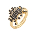 Anillo de cangrejo dorado con pavé de circones azules y banda ajustable en fondo blanco - Estilo de Cangrejo Dorado
