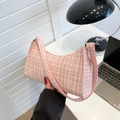 Sac sous le bras en tweed rose et blanc aux fibres scintillantes et forme de croissant - Rose