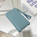 Pochette da polso azzurra con motivo a coccodrillo e cerniera dorata da donna - Blu