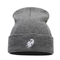 Bonnet en tricot gris foncé avec une broderie fantôme blanche minimaliste sur le revers - Gris foncé