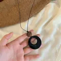 Macro d'un long collier avec un anneau en acrylique noir et un disque en bois naturel - Style 8-Anneau en Résine Noire