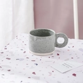 Mazza nordica in ceramica grigia con macchie nere e manico circolare unico - Tazza con manico tondo / Grigio