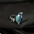 Dettaglio anello a farfalla in argento con smalto blu e intarsio in zirconi lucidi - Aperto Regolabile / Farfalla in Smalto Sfumato Blu (JZ0131)