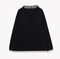 Detail eines schwarzen Strickoberteils mit transparenter Spitze am V-Ausschnitt - S / Schwarz